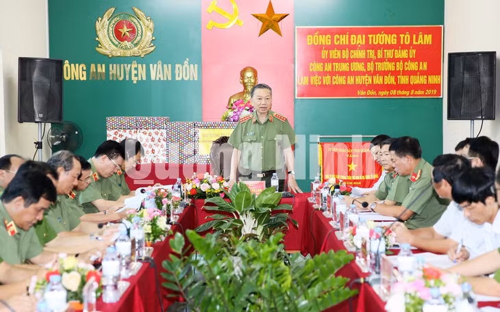 Bộ trưởng Bộ Công an Tô Lâm làm việc với công an huyện Vân Đồn (8-2019). Ảnh: Đỗ Phương