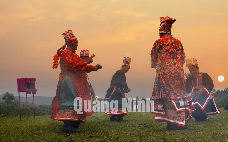 Múa trong lễ cầu mùa của người Dao Tiên Yên. Ảnh: Cấn Đình Loan