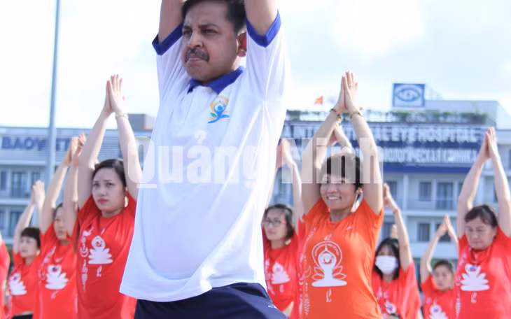 Ngài Pranay Verma, Đại sứ đặc mệnh toàn quyền Cộng hòa Ấn Độ tại Việt Nam biểu diễn cùng các vận động viên (7-2020). Ảnh: Phạm Học