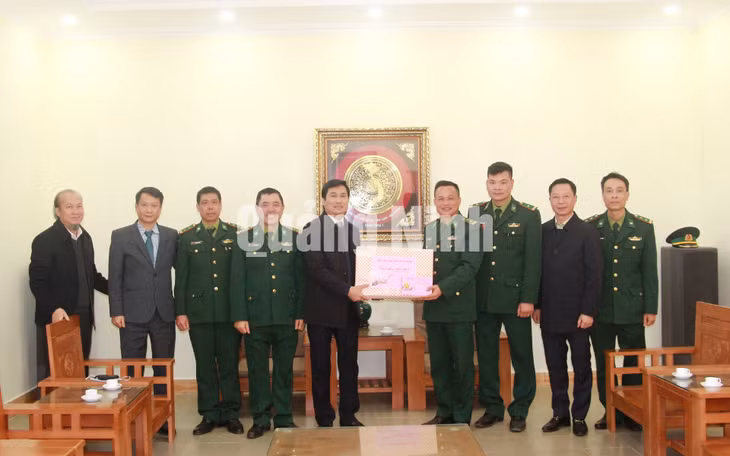 Chủ tịch UBND tỉnh Nguyễn Tường Văn tặng quà, chúc Tết cán bộ, chiến sỹ Đồn Biên phòng Pò Hèn (1-2021). Ảnh: Mạnh Trường