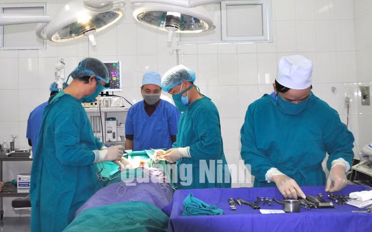 Phẫu thuật tại Trung tâm Y tế. Ảnh: Hoàng Quý