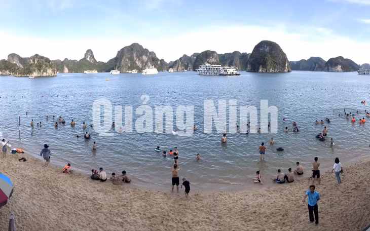 Du khách tắm biển ở bãi tắm Ti Tốp (7-2020). Ảnh: Hoàng Quỳnh