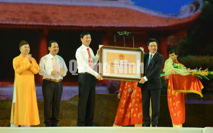 Phó Thủ tướng Chính phủ Phạm Bình Minh trao Bằng xếp hạng Di tích Quốc gia đặc biệt - Khu di tích lịch sử nhà Trần tại Đông Triều cho tỉnh Quảng Ninh và huyện Đông Triều.