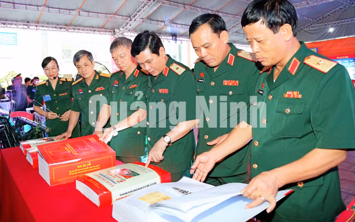 Thủ trưởng Bộ Tư lệnh Quân khu 3 và các đại biểu tham quan gian triển lãm tại Đại hội (8-2020). Ảnh: Văn Đảm