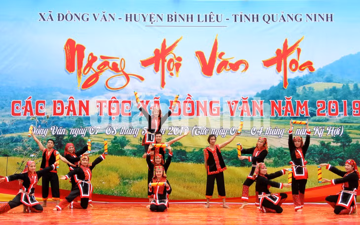 Tiết mục văn nghệ đặc sắc trong Ngày hội Kiêng gió năm 2019. Ảnh: Nguyễn Dung