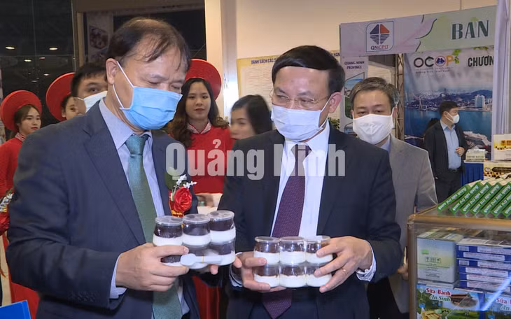 Các đồng chí lãnh đạo tham quan các gian hàng tại hội chợ triển lãm (12-2020). Ảnh: Dương Hương