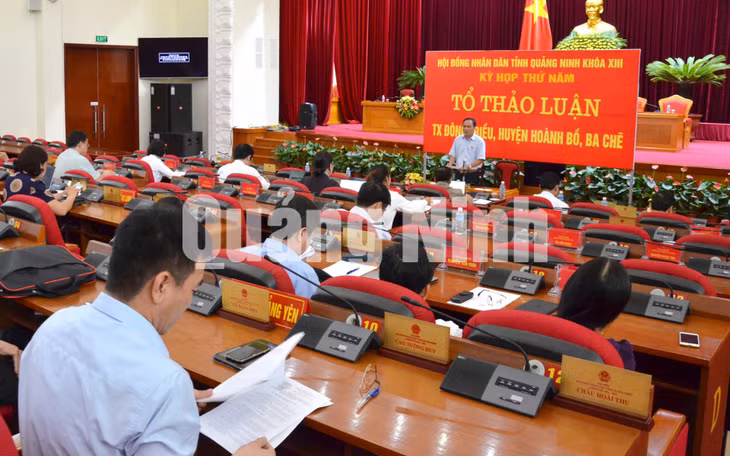 Các đại biểu thảo luận tại Tổ Đông Triều, Hoành Bồ, Ba Chẽ.