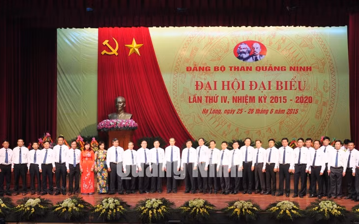 BCH Đảng bộ Than Quảng Ninh khóa IV ra mắt đại hội.