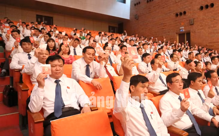 Các đại biểu biểu quyết số lượng bầu vào BCH Đảng bộ Than Quảng Ninh khóa IV