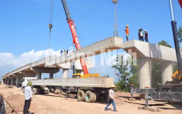 Dự án đường cao tốc Hạ Long - Hải Phòng đoạn qua xã Hoàng Tân và phường Tân An (TX Quảng Yên) đang được thi công (11-2016). Ảnh: Nguyễn Dung