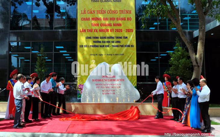 Gắn biển chào mừng Đại hội Đảng bộ tỉnh cho công trình Giảng đường trung tâm Đại học Hạ Long (9-2020). Ảnh: Minh Hà