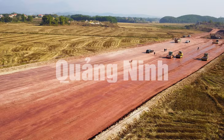 Thi công cao tốc Vân Đồn - Móng Cái đoạn qua huyện Tiên Yên (9-2020). Ảnh: Đỗ Phương