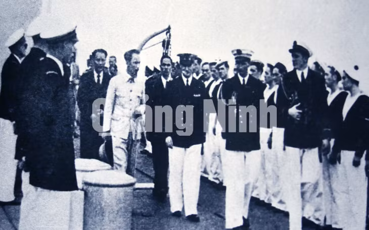 Chủ tịch Hồ Chí Minh duyệt đội danh dự trên chiến hạm Emile Bertin ở Vịnh Hạ Long (24-3-1946).
