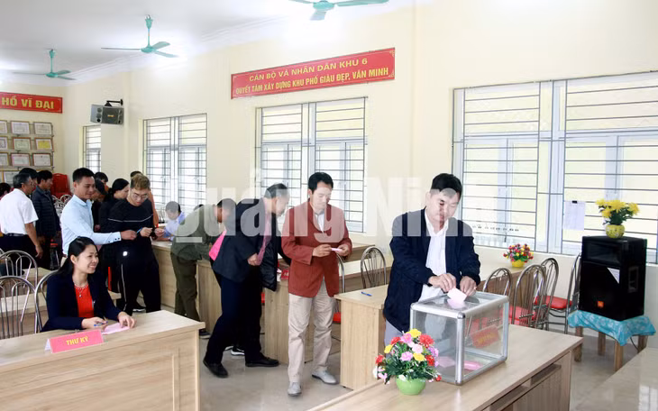 Người dân khu phố 6, thị trấn Cái Rồng, huyện Vân Đồn bỏ phiếu bầu trưởng thôn nhiệm kỳ 2020-2022 (1-2020). Ảnh: Mạnh Trường