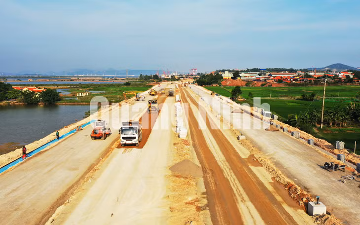 Thi công lớp đất đắp K98 (8-2020). Ảnh: Đỗ Phương