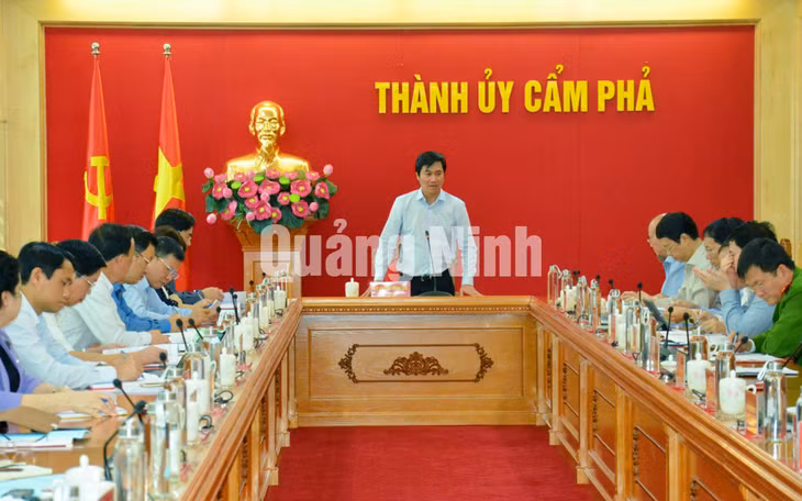 Chủ tịch UBND tỉnh Nguyễn Tường Văn phát biểu kết luận tại buổi làm việc (11-2020). Ảnh: Nguyễn Thanh