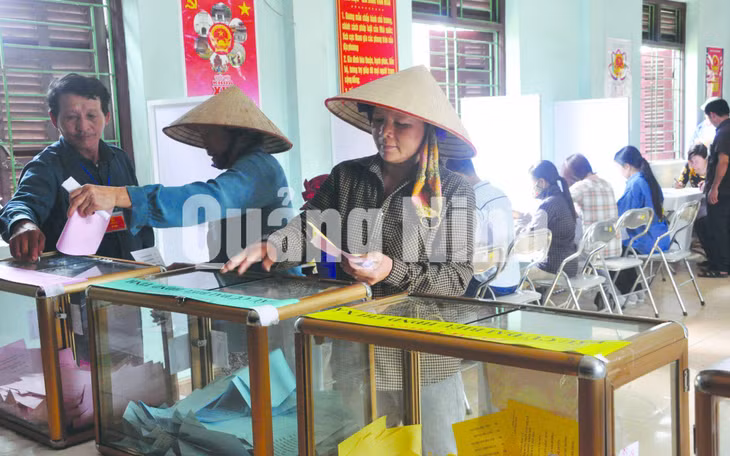 Nông dân xã Hồng Thái Tây (Đông Triều) bỏ phiếu bầu cử ĐBQH và đại biểu HĐND các cấp, nhiệm kỳ 2016-2021. Ảnh: Phan Hằng