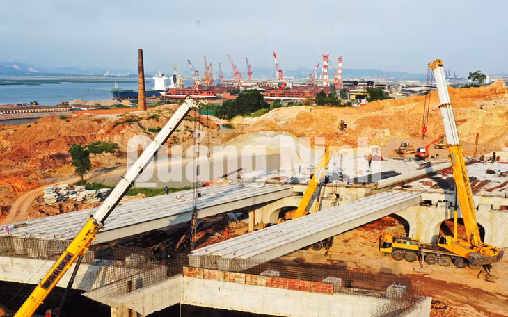 Thi công cầu vượt trên tuyến (9-2020). Ảnh: Đỗ Phương