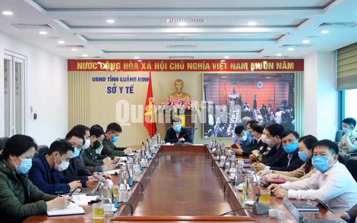 Chủ tịch UBND tỉnh Nguyễn Tường Văn, Phó Ban Chỉ đạo cấp tỉnh phòng, chống dịch Covid-19 chủ trì tại điểm cầu Quảng Ninh (1-2021). Ảnh: Thu Chung