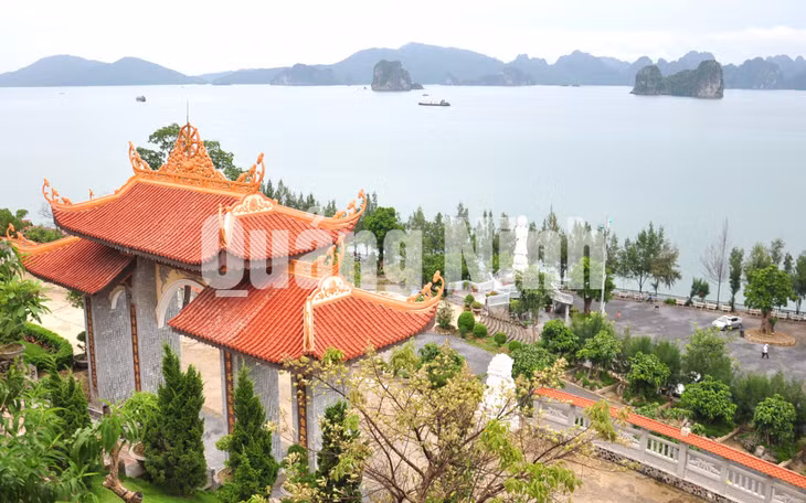 Chùa nằm bên bờ Vịnh Bái Tử Long xinh đẹp (8-2014). Ảnh: Hữu Duy