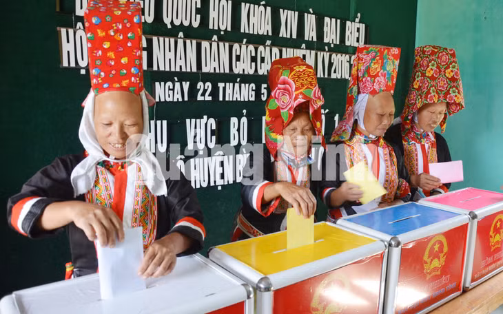 Cử tri là đồng bào Dao Thanh Phán ở thôn Nà Pò, xã Hoành Mô (Bình Liêu) bỏ phiếu bầu cử tại khu vực bỏ phiếu số 1 trên địa bàn xã. Ảnh: Thanh Tùng