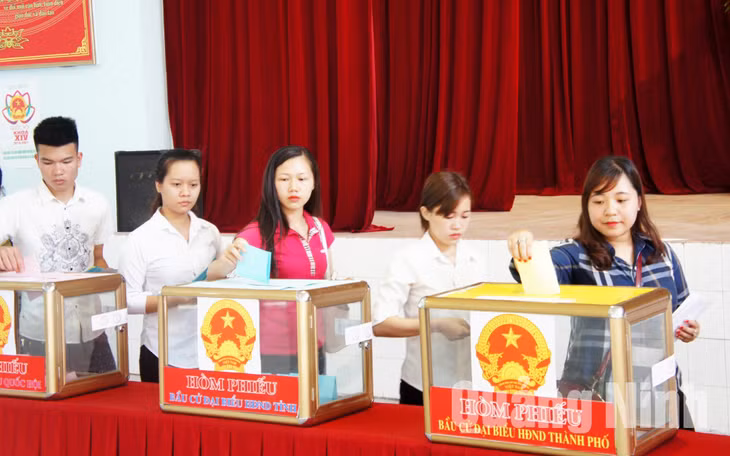 Cử tri 18 tuổi Trường Đại học Hạ Long lần đầu đi bỏ phiếu bầu cử ĐBQH và đại biểu HĐND các cấp ở tổ bầu cử số 5 tại trường. Ảnh: Lan Anh