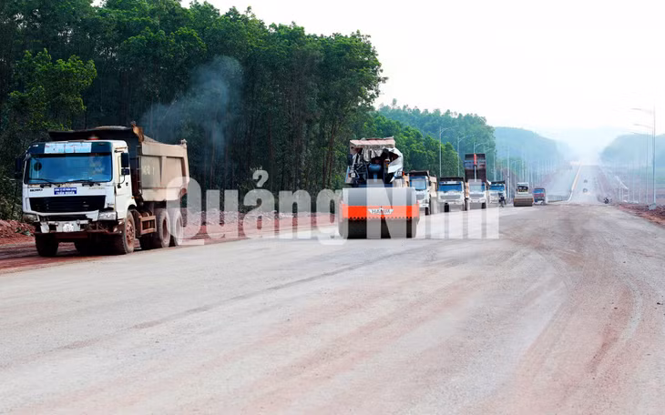 Thi công cao tốc Vân Đồn - Móng Cái, đoạn qua huyện Vân Đồn (3-2020). Ảnh: Đỗ Phương