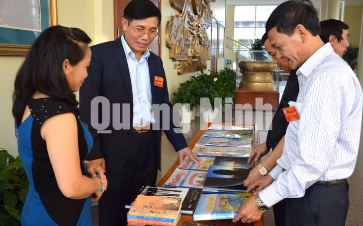 Đại biểu tham quan một số tác phẩm VHNT được sáng tác trong 5 năm vừa qua.