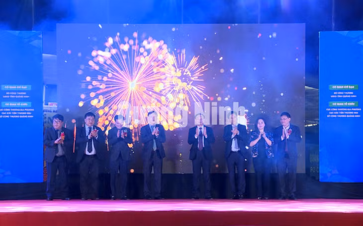 Các đồng chí lãnh đạo thực hiện nghi thức khai mạc hội chợ (12-2020). Ảnh: Dương Hương