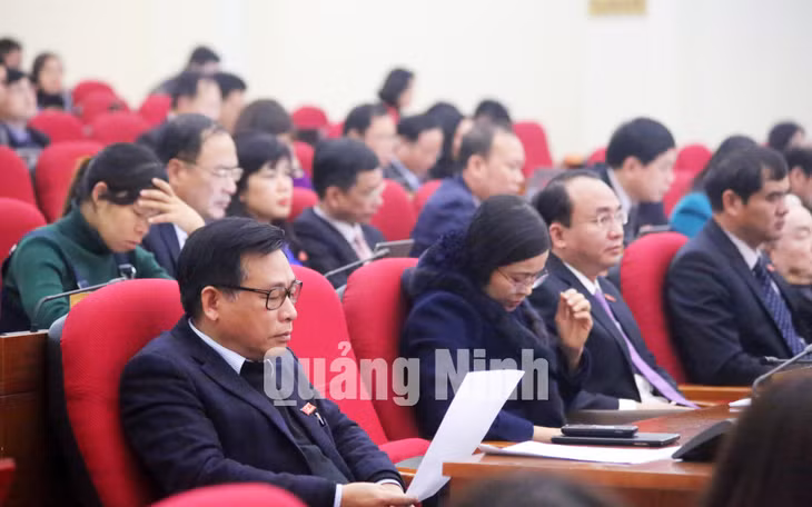 Các đại biểu HĐND tỉnh nghiên cứu tài liệu tại kỳ họp.