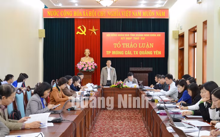 Các đại biểu Tổ thảo luận TP Móng Cái, TX Quảng Yên thảo luận về nhiệm vụ phát triển kinh tế - xã hội năm 2017 và các dự thảo nghị quyết trình kỳ họp, trong ngày làm việc thứ 2, Kỳ họp thứ 4.