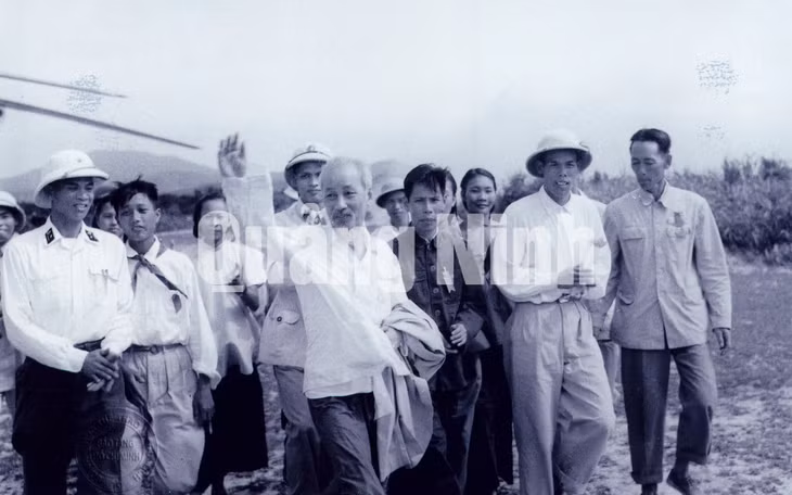 Chủ tịch Hồ Chí Minh từ Trà Cổ đến thăm đảo Cô Tô. Cùng đi với Bác có đồng chí Hoàng Chính, Bí thư Tỉnh ủy Hải Ninh.