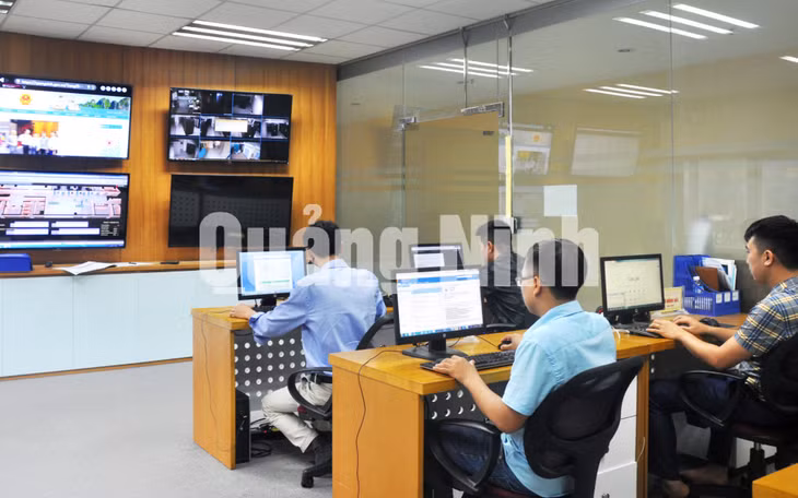 Cán bộ Phòng Quản lý, Trung tâm Tích hợp dữ liệu tỉnh, trực hệ thống giám sát và cảnh báo sớm tấn công gây mất an toàn mạng (7-2019). Ảnh: Thu Chung