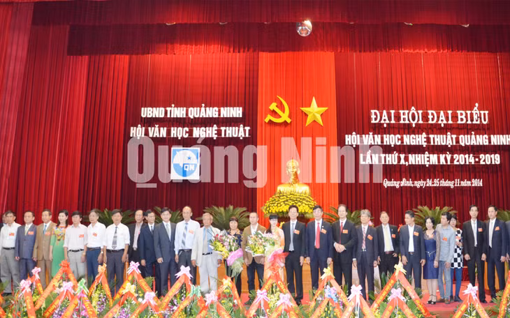 Ban Chấp hành Hội VHNT Quảng Ninh khoá mới ra mắt đại hội.
