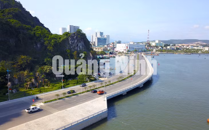 Tuyến đường bao biển núi Bài Thơ (đường Trần Quốc Nghiễn đoạn Vincom - cảng Bến Đoan) đường được thiết kế 6 làn xe. Ảnh: Hùng Sơn