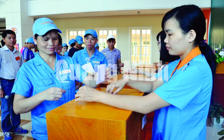 Cử tri công nhân Công ty Texhong Ngân Long bỏ phiếu tại khu vực bỏ phiếu số 3, phường Hải Yên (TP Móng Cái). Ảnh: Hoàng Nga