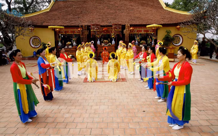Con cháu bái tổ tại miếu Tiên Công Miếu Tiên Công (2-2019). Ảnh: Phạm Học