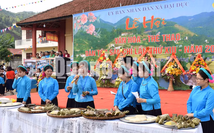 Thi trình bày mâm cỗ thể hiện sự khéo léo của chị em đồng bào dân tộc Sán Chỉ trong Lễ hội văn hoá, thể thao dân tộc Sán Chỉ huyện Tiên Yên lần thứ XIII - 2019. Ảnh: Công Thành