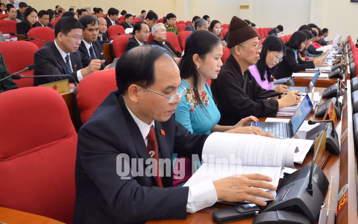 Đại biểu nghiên cứu tài liệu tại kỳ họp.
