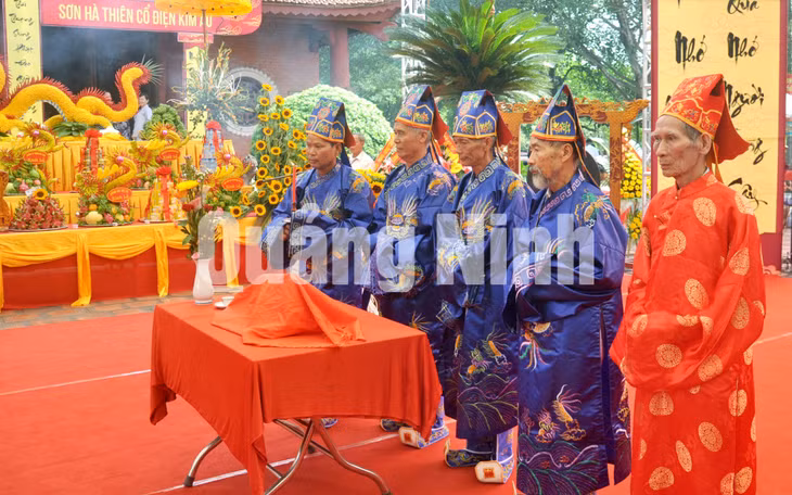 Nghi thức tế lễ của Đội tế Nam quan dòng họ Trần tỉnh Quảng Ninh (10-2017). Ảnh: Minh Hà