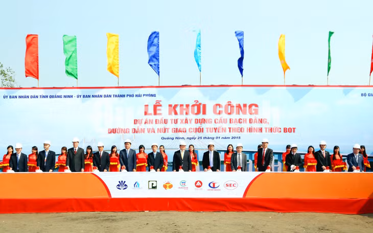 Sáng 25-1-2015, tại đầu sông Bạch Đằng thuộc địa phận xã Liên Vị, TX Quảng Yên (Trụ P21, Km22+700) tỉnh Quảng Ninh đã long trọng tổ chức Lễ khởi công Dự án đầu tư xây dựng cầu Bạch Đằng. Ảnh: Khánh Giang