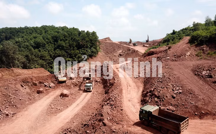 Thực hiện GPMB, dự án đường nối sân bay Vân Đồn với khu phức hợp nghỉ dưỡng (8-2019). Ảnh: Đỗ Phương