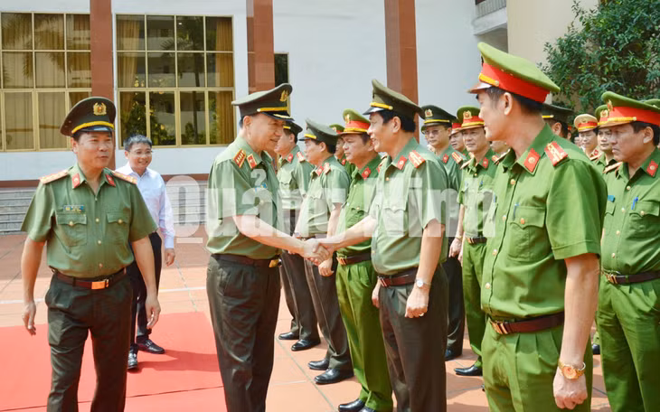 Đại tướng Tô Lâm, Ủy viên Bộ Chính trị, Bộ trưởng Bộ Công an hỏi thăm CBCS Công an tỉnh (8-2019). Ảnh: Thanh Tùng