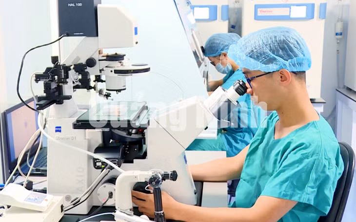 Các bác sĩ Bệnh viện Sản Nhi Quảng Ninh thực hiện kỹ thuật IVF (1-2021). Ảnh: Nguyễn Hoa