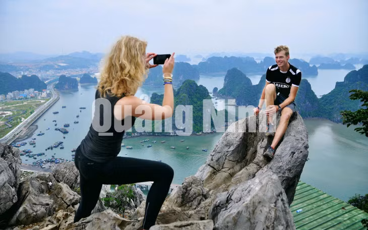 Vợ chồng anh chị Tues và Lisette van Ekeren, người Hà Lan, chinh phục núi Bài Thơ (7-2018). Ảnh: Hồng Nhung
