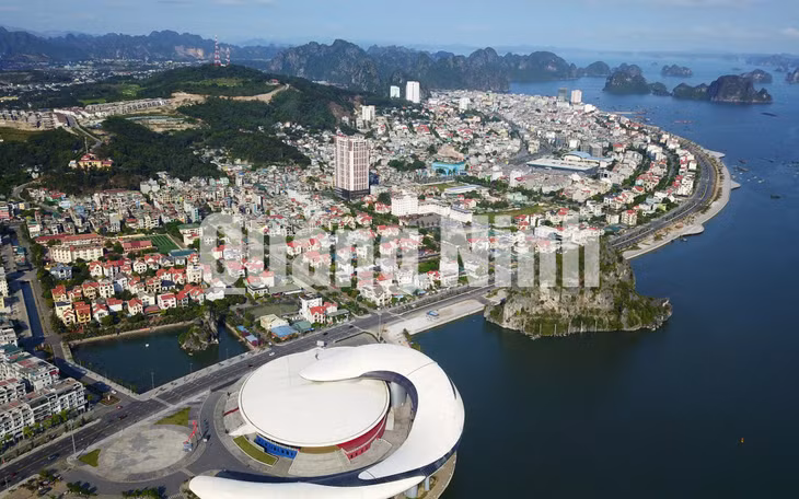 Đường bao biển Trần Quốc Nghiễn dài 4,7km nối với đường bao núi Bài Thơ và đô thị Vinhome Hạ Long (5-2020). Ảnh: Đỗ Phương