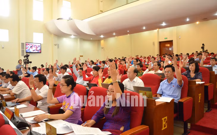 Các đại biểu biểu quyết thông qua các Nghị quyết tại kỳ họp