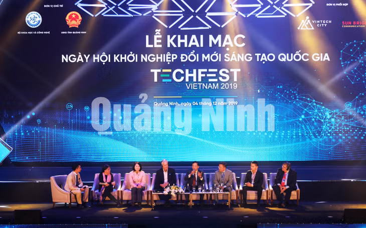 Chuyên gia khởi nghiệp và các nhà đầu tư tham gia tọa đàm (12-2019). Ảnh: Đỗ Phương