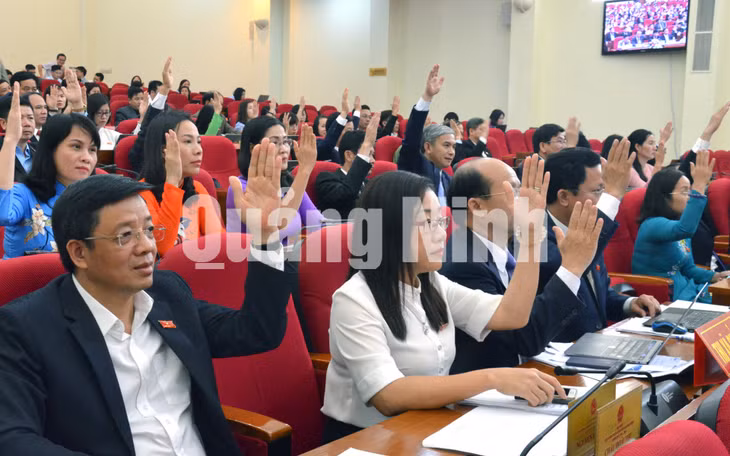 Đại biểu HĐND tỉnh biểu quyết thông qua Nghị quyết tại Kỳ họp.
