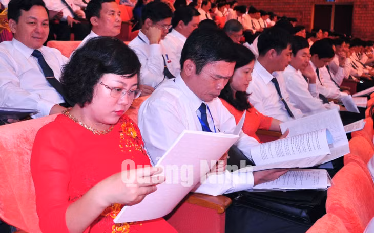 Các đại biểu nghiên cứu báo cáo chính trị